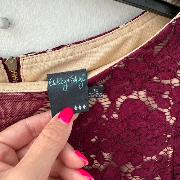 Gabby Skye size 10 Maroon Lace overlay dress - Picture 3 of 3